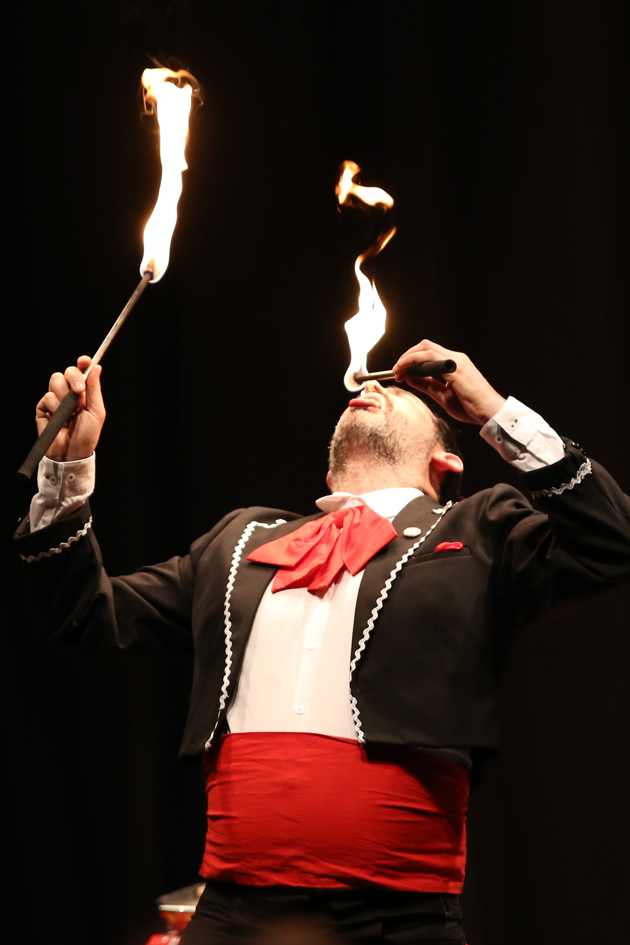 Mariachi mange du feu